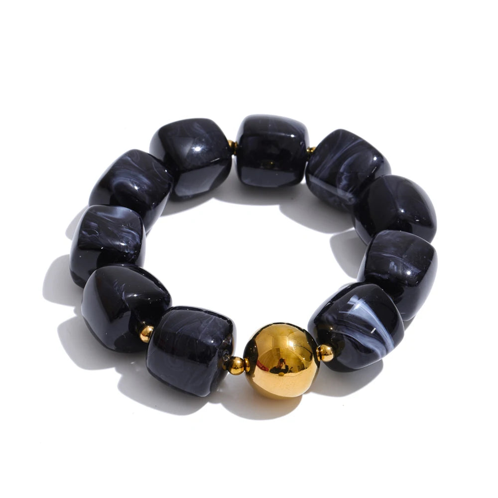 Bracelet carré en acrylique et perle dorée – Style géométrique chic