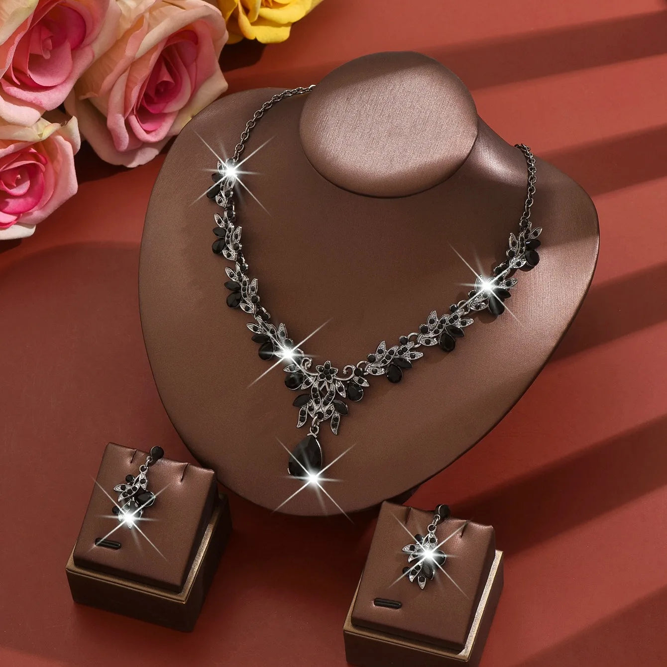 Parure de bijoux classique femme : Collier et boucles d'oreilles