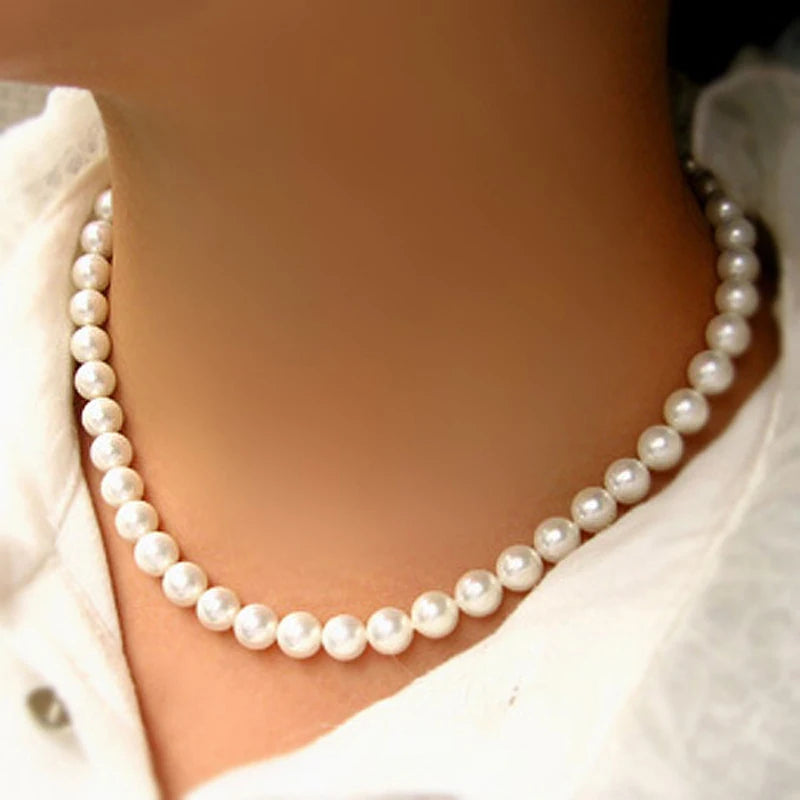 Collier Classique en Perles Blanches – Élégance Vintage et Tendance