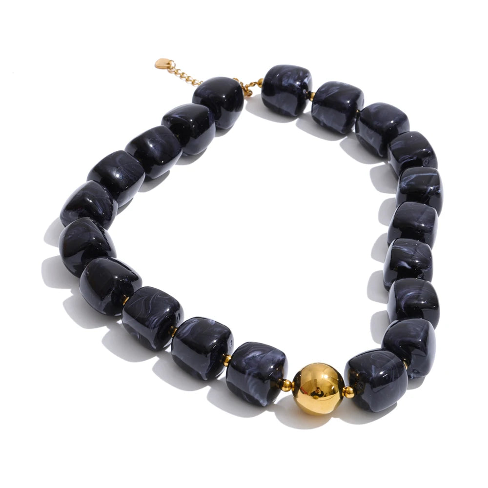 Collier perles acryliques géométriques et détails dorés pour femme