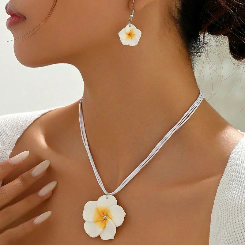 Ensemble collier et boucles d'oreilles fleur