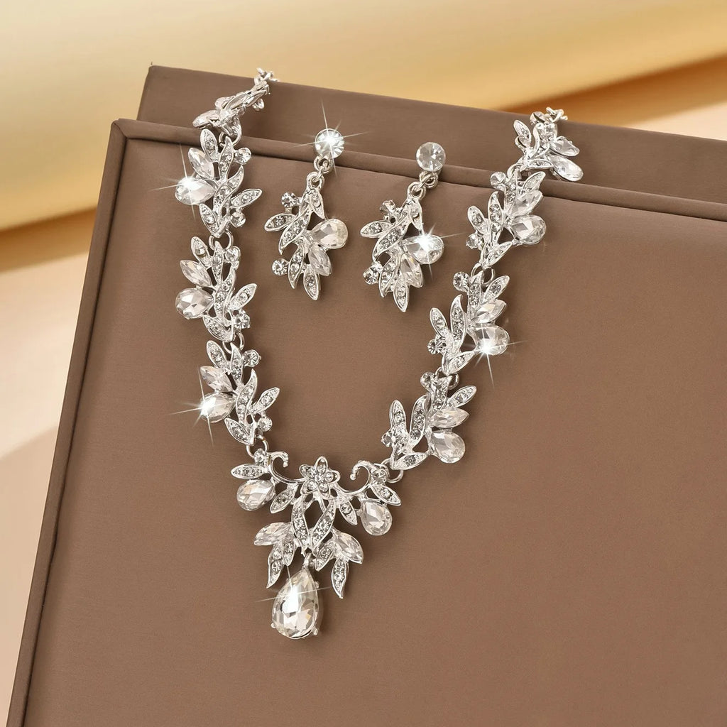 Parure de bijoux classique femme : Collier et boucles d'oreilles