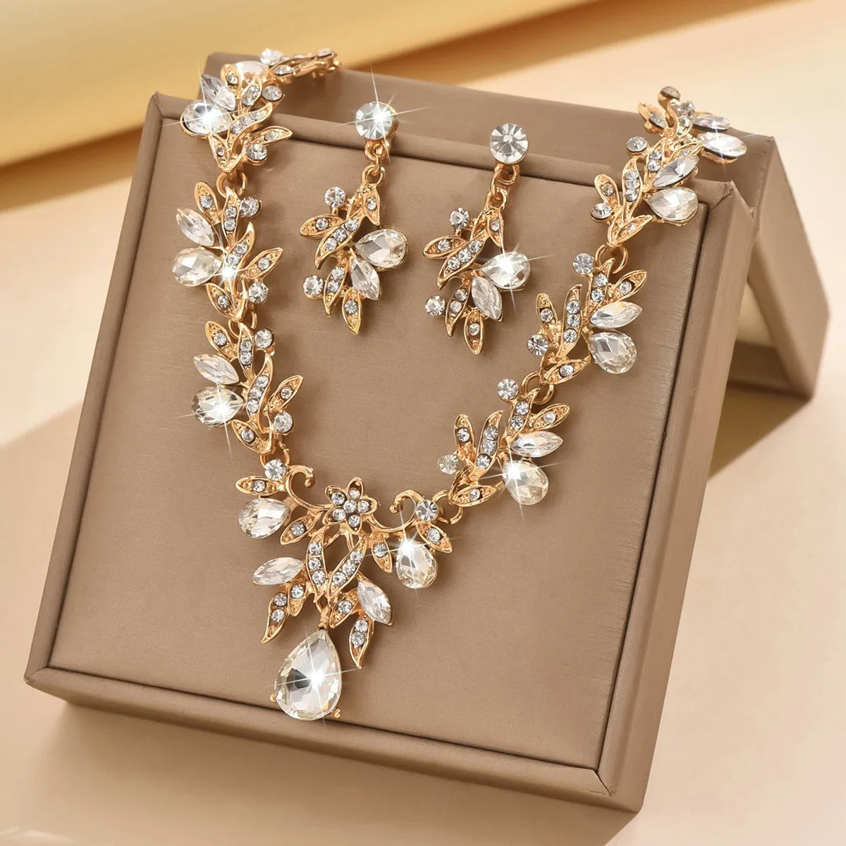 Parure de bijoux classique femme : Collier et boucles d'oreilles