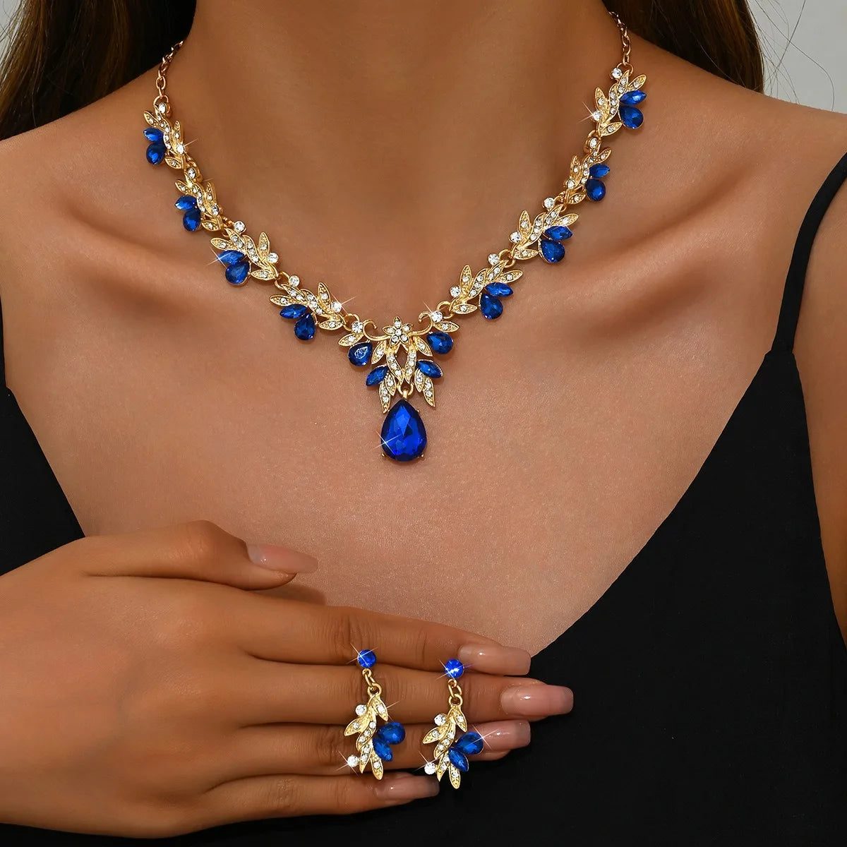 Parure de bijoux classique femme : Collier et boucles d'oreilles